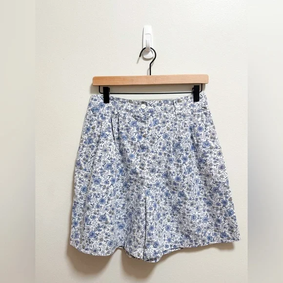 Vintage 60s 80s high rise pleated floral Bermuda shorts blue white cottagecore - Picture 1 of 10